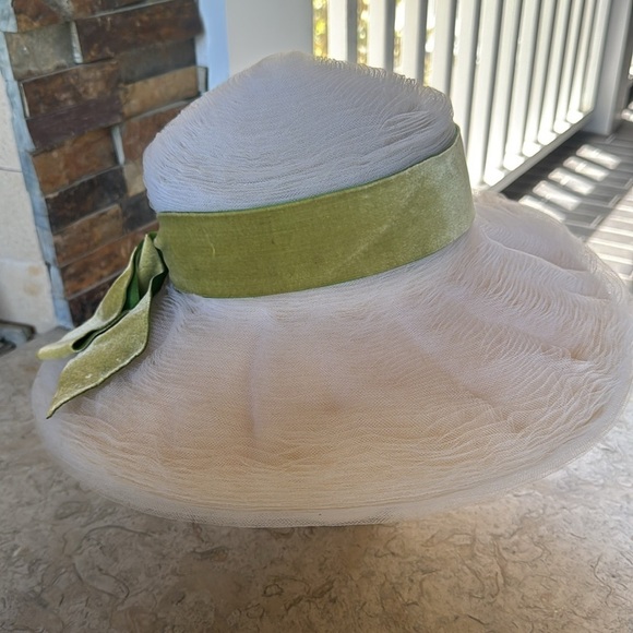 Vintage Elegant White and Green Women\'s tulle Hat with green bow